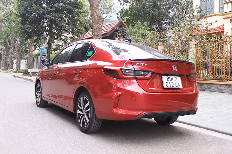 Quay trở lại với Honda City 2021, Nâng cấp đầu tiên đáng chú ý nhất và dễ làm hài lòng khách hàng nhất là việc Honda City 2021 có kích thước hơn hẳn bản cũ, khi chiều dài tăng thêm 113mm, chiều rộng tăng thêm 53mm và chiều cao xe giảm nhẹ 10mm. Các số đo DxRxC của xe đạt mức 4.553 x 1.748 x 1.467mm và chiều dài cơ sở đạt mức 2.600mm cùng với khoảng sáng gầm 134mm. Nhờ vào những thay đổi này mà Honda City 2021 có vẻ ngoài trường dáng hơn và thể thao hơn.