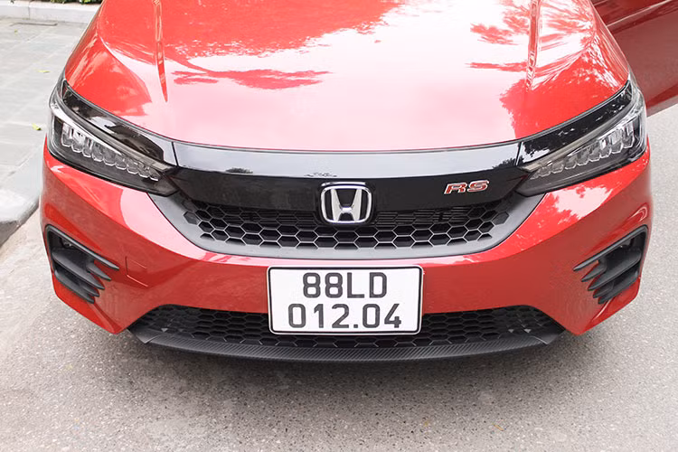 Nếu quan sát kỹ, Honda City thế hệ thứ 5 trông giống như là một phiên bản thu nhỏ của đàn anh Honda Accord. Ở phần đầu xe, City 2021 vẫn áp dụng ngôn ngữ thiết kế hình cánh chim độc đáo mà Honda đã thể hiện trên các dòng sản phẩm mới gần đây. Đáng chú ý, phiên bản City RS mới càng trở nên nổi bật hơn với cụm đèn trước Full LED hiện đại, đèn sương mù LED, bộ lưới tản nhiệt dạng tổ ong và thanh nan to bản được sơn đen cùng logo RS màu đỏ dập nổi đầy cá tính.