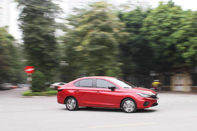 Honda City 2021 vẫn có chế độ lái S thể thao và hai tính năng hỗ trợ lái tiết kiệm nhiên liệu là ECON Mode và Eco Coaching. Khả năng tiêu thụ nhiên liệu của Honda City 2021 cũng được nhà sản xuất công bố là chỉ đạt mức 5,68 lít/100 km đường hỗn hợp. Tuy nhiên, theo đánh giá thì thông số công suất của Honda City tốt hơn so với các đối thủ cùng phân khúc, đặc biệt là chiếc xe cho cảm giác tăng tốc tốt nhất thời điểm hiện tại.