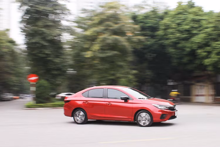 Honda City 2021 vẫn có chế độ lái S thể thao và hai tính năng hỗ trợ lái tiết kiệm nhiên liệu là ECON Mode và Eco Coaching. Khả năng tiêu thụ nhiên liệu của Honda City 2021 cũng được nhà sản xuất công bố là chỉ đạt mức 5,68 lít/100 km đường hỗn hợp. Tuy nhiên, theo đánh giá thì thông số công suất của Honda City tốt hơn so với các đối thủ cùng phân khúc, đặc biệt là chiếc xe cho cảm giác tăng tốc tốt nhất thời điểm hiện tại.