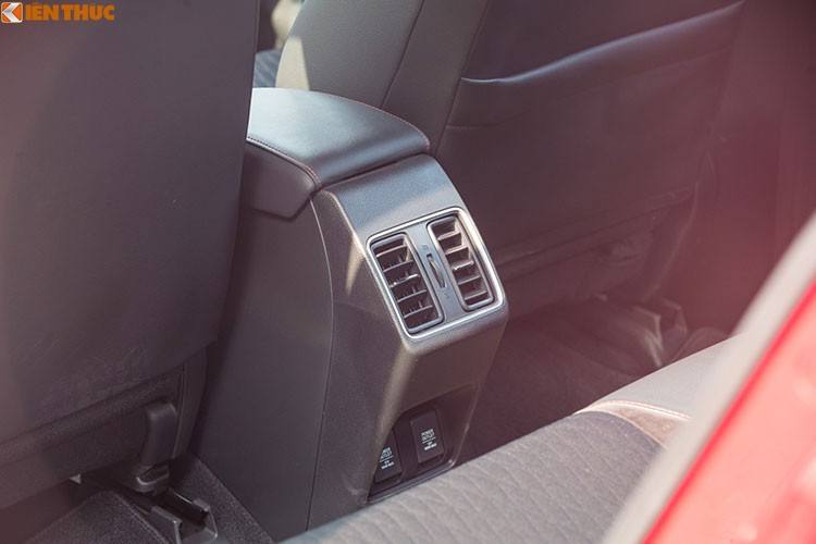 Một điểm cộng nữa của nội thất bên trong Honda City 2021 mà Tinxe đánh giá cao chính là ở cách bố trí các hàng ghế hợp lý khiến cho không gian trong xe mang cảm giác rộng rãi cho mọi vị trí ngồi. Ở hàng ghế lái, góc nhìn thoáng hơn nhờ vào việc hạ gương chiếu hậu xuống vị trí cửa. Trong khi đó ở hàng ghế sau lại có cửa sổ cột C rộng hơn nên tạo góc nhìn thoáng đãng hơn cho hành khách phía sau.