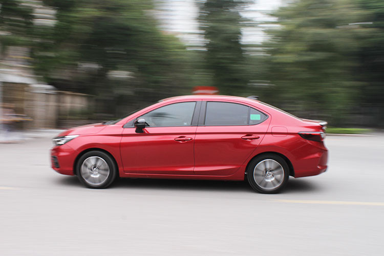 Phiên bản 2021 của City còn sử dụng động cơ có trục cam đôi (DOHC), là sự nâng cấp lớn đối với động cơ trục cam đơn (SOHC) của phiên bản trước đó. Tuy nhiên, nhược điểm về độ ồn và rung của động cơ mới của City, nhất là ở vòng tua cao, có vẻ như chưa được khắc phục triệt để. Thử nghiệm cầm lái tương đối chưa nhiều, ngoài động cơ khá mạnh mẽ thì ấn tượng của Honda City 2021 chính là hệ thống treo.