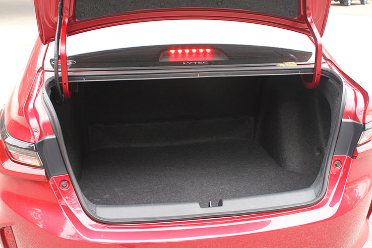 Về tính năng an toàn, Honda City 2021 chỉ bổ sung thêm một tính năng đèn cảnh báo phanh khẩn cấp ESS. Tuy nhiên, Honda lại cắt trang bị cảm biến lùi trên chiếc xe mới. Về cơ bản, các trang bị an toàn có sẵn ở thế hệ cũ đã được đánh giá là khá đầy đủ dành cho một chiếc xe hạng B nên đây có thể là lý do tại sao Honda City 2021 không có nhiều trang bị an toàn mới để nhắc đến.