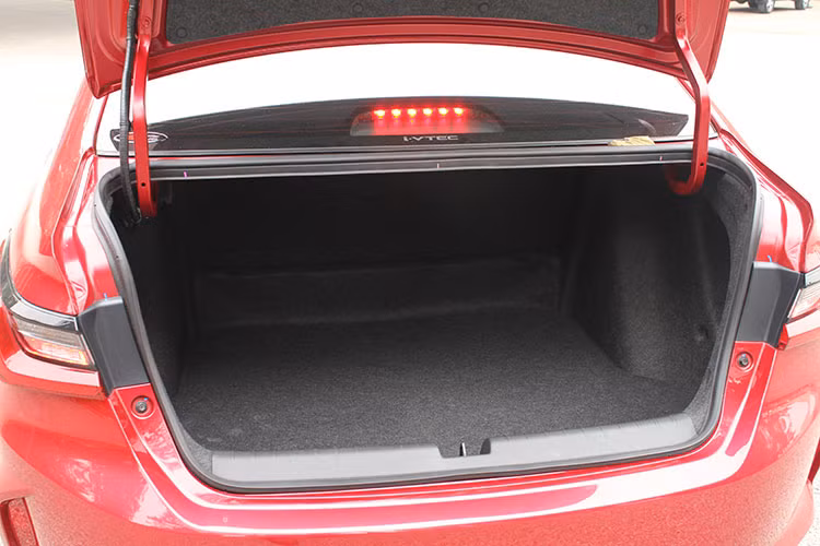 Về tính năng an toàn, Honda City 2021 chỉ bổ sung thêm một tính năng đèn cảnh báo phanh khẩn cấp ESS. Tuy nhiên, Honda lại cắt trang bị cảm biến lùi trên chiếc xe mới. Về cơ bản, các trang bị an toàn có sẵn ở thế hệ cũ đã được đánh giá là khá đầy đủ dành cho một chiếc xe hạng B nên đây có thể là lý do tại sao Honda City 2021 không có nhiều trang bị an toàn mới để nhắc đến.