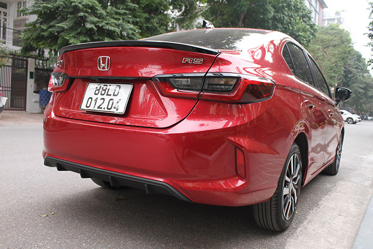 Ngay cả gương chiếu hậu của xe cũng đã được di chuyển xuống cửa thay vì đặt ở chân cột A, điều này hứa hẹn mang đến góc nhìn tốt hơn, giảm thiểu điểm mù cho người cầm lái. Bộ la-zăng hợp kim kiểu dáng mới với 5 chấu kép 16 inch sang trọng 2 tông màu tương phản và gương chiếu hậu sơn đen bóng tiêu chuẩn. Cụm đèn hậu được tạo hình dạng 3D với dải LED uốn lượng có tính nhận diện cao. Cản sau được thiết kế lại vững chãi hơn, tăng thêm vẻ trẻ trung và cá tính cho đuôi xe.