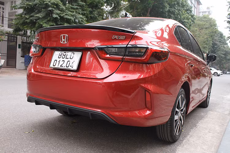 Ngay cả gương chiếu hậu của xe cũng đã được di chuyển xuống cửa thay vì đặt ở chân cột A, điều này hứa hẹn mang đến góc nhìn tốt hơn, giảm thiểu điểm mù cho người cầm lái. Bộ la-zăng hợp kim kiểu dáng mới với 5 chấu kép 16 inch sang trọng 2 tông màu tương phản và gương chiếu hậu sơn đen bóng tiêu chuẩn. Cụm đèn hậu được tạo hình dạng 3D với dải LED uốn lượng có tính nhận diện cao. Cản sau được thiết kế lại vững chãi hơn, tăng thêm vẻ trẻ trung và cá tính cho đuôi xe.