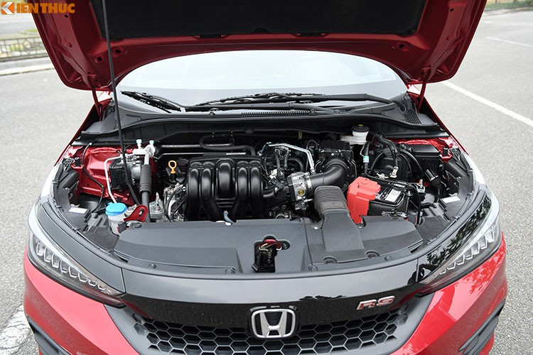 Honda City 2021 sẽ vẫn được trang bị động cơ nạp khí tự nhiên dung tích 1.5L nhưng lại chuyển từ dạng SOHC sang DOHC nên mang lại sự tăng nhẹ về hiệu năng hoạt động cho xe. Cụ thể, Honda City 2021 có khả năng sản sinh công suất tối đa 119 mã lực tại 6.600 vòng/phút và mô-men xoắn cực đại đạt 145Nm tại 4.300 vòng/phút. Đi kèm với đó vẫn là hộp số tự động vô cấp CVT, không có gì thay đổi.