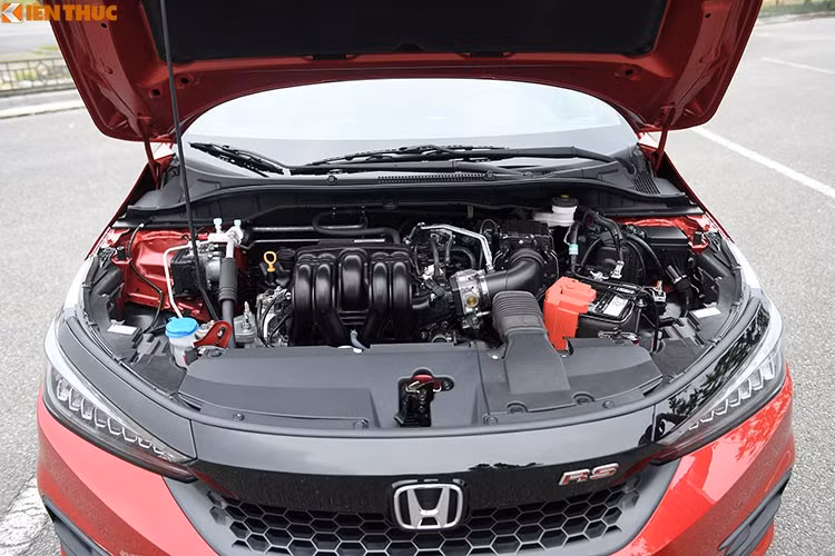 Honda City 2021 sẽ vẫn được trang bị động cơ nạp khí tự nhiên dung tích 1.5L nhưng lại chuyển từ dạng SOHC sang DOHC nên mang lại sự tăng nhẹ về hiệu năng hoạt động cho xe. Cụ thể, Honda City 2021 có khả năng sản sinh công suất tối đa 119 mã lực tại 6.600 vòng/phút và mô-men xoắn cực đại đạt 145Nm tại 4.300 vòng/phút. Đi kèm với đó vẫn là hộp số tự động vô cấp CVT, không có gì thay đổi.