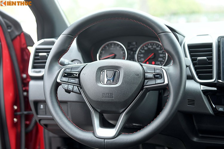 Trên phiên bản cao cấp nhất RS, Honda City 2021 được trang bị khá nhiều tiện nghi trong cabin như hệ thống thông tin giải trí với màn hình cảm ứng 8 inch, dàn âm thanh 8 loa, camera lùi 3 góc quay, 2 cổng sạc USB cùng 3 ổ điện 12V, điều hoà với cửa gió hàng ghế sau, khoá thông minh không chìa, gương hậu điện, nội thất bọc da và ốp nhựa sơn đen bóng piano... khá sang trọng so với các đối thủ cùng phân khúc hiện nay.