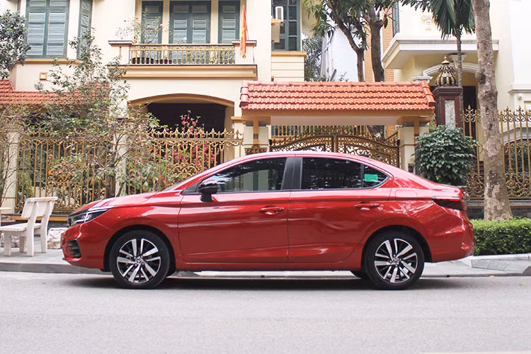 Khoảng 3 năm trở lại đây, đã có hơn 25.000 chiếc Honda City thế hệ thứ 4 bàn giao tới tay khách hàng, giúp mẫu xe này lọt vào Top 3 xe bán chạy nhất phân khúc B. Đáng chú ý trong tháng 1/2021 vừa qua Honda City 2021 tại Việt Nam đã có màn bứt phá ngoạn mục với doanh số đạt hơn 1.500 xe, vượt qua "ông vua doanh số" Toyota Vios có mức 1.345 xe.