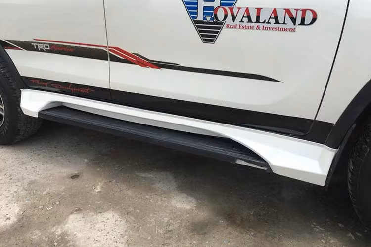 Gói độ này nếu được chủ nhân kết hợp thêm bộ mâm xe cỡ lớn thì sẽ phù hợp hơn là tiếp tục sử dụng bộ mâm nguyên bản. Nếu được trang bị bộ la-zăng có kích thước 20 inch như Ford Everest thì ngoại hình của Fortuner khi kết hợp cùng gói độ này sẽ hoàn hảo hơn nhiều.