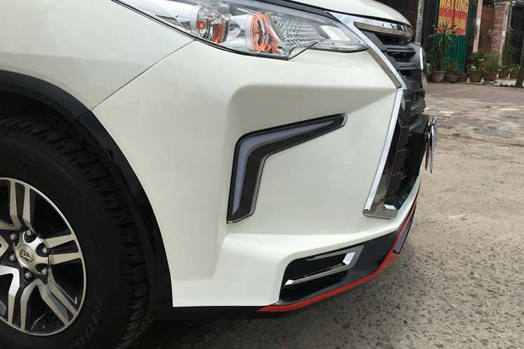 Ngoài gói Toyota Fortuner độ xe sang Lexus 570 mới xuất hiện này, trước đó hãng phụ kiện chuyên cung cấp “đồ chơi” cho các dòng xe của Toyota, Honda, Nissan, hay Mitsubishi là Ativus tại Thái Lan cũng mang bộ bodykit tương tự đến thị trường Việt Nam cho các dân chơi. Gói độ này có mức giá chỉ khoảng trên 20 triệu đồng và được đánh giá cao.
