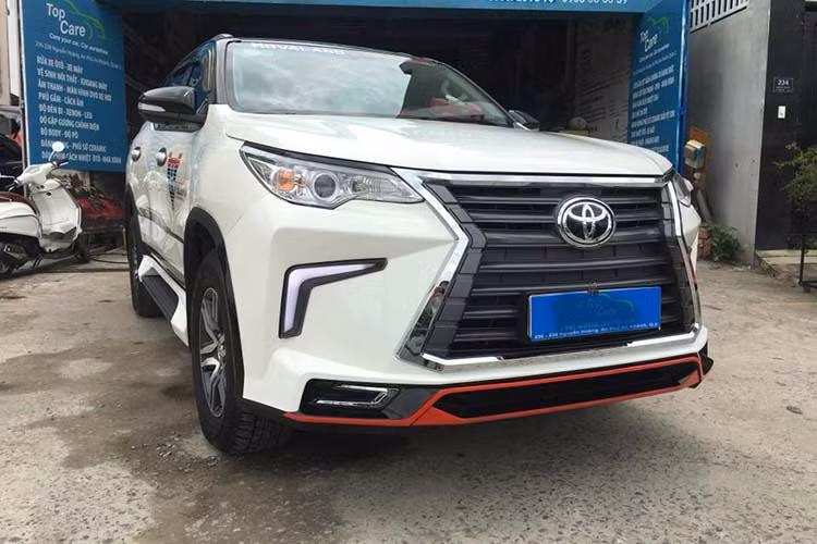Gói Toyota Fortuner độ Lexus này chủ yếu thay đổi kiểu dáng của phần cản trước của chiếc xe SUV này, khi thay thế hoàn toàn thì Fortuner sẽ có kiểu lưới tản nhiệt hình con suôt giống với chiếc xe sang Lexus LX570, cụm lưới tản nhiệt được mạ chrome khá sang trọng và đẹp mắt.