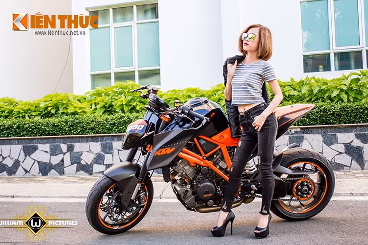 Trong thế giới môtô dòng naked-bike, KTM Super Duke 1290 R được xem là đối thủ chính của Ducati Monster 1200S và BMWS 1000R. Chiếc xe trong bài viết này được sản xuất tại Áo, vì vậy nó đáp ứng những tiêu chuẩn cao nhất của hãng xe này tại Việt Nam.