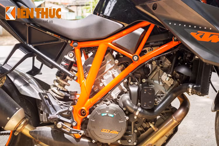 Chiều cao đến yên là 835 mm, tuy nhiên, với vị trí người ngồi sau, chiều cao trên 1m nhằm tạo tư thế khí động học, giảm lực cản khi cả hai người ngồi trên xe. Phuộc sau sạng monoshock, kết hợp với gắp đơn nhằm tăng độ ổn định khi vào cua.