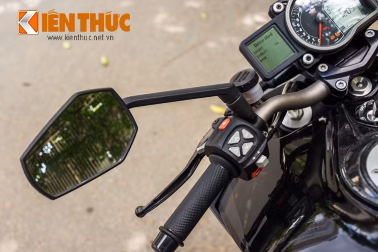 Super Duke 1290 R có ba chế độ vận hành là thể thao, đường phố và trời mưa. Ở chế độ thể thao, động cơ phát huy hết công suất, giúp xe bứt phá trên những tuyến xa lộ. Chế độ đường phố cho khả năng vận hành dễ dàng và an toàn hơn. Chế độ trời mưa bổ sung mô-men xoắn tới bánh sau giúp xe bớt trơn trượt.