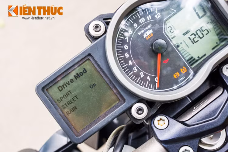 Xe sở hữu bảng đồng hồ trung tâm khá hiện đại, hiển thị đầy đủ các thông số như vận tốc vòng tua, tốc độ xe, thời gian, lượng xăng trong bình, số đang gài... Đặc biệt, màn hình phía bên tay trái hiển thị những thông tin về chế độ vận hành.