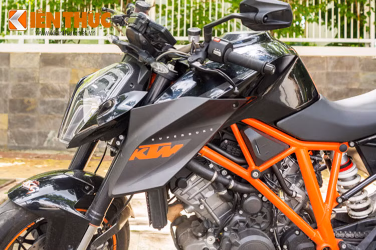 Là "anh cả" của dòng naked-bike KTM Duke đang bán tại Việt Nam, Super Duke 1290 R vẫn mang đậm những nét đặc trưng không thể nhầm lẫn của mình như; bình xăng cao, đuôi ngắn và khung ống thép hàn dạng lưới...