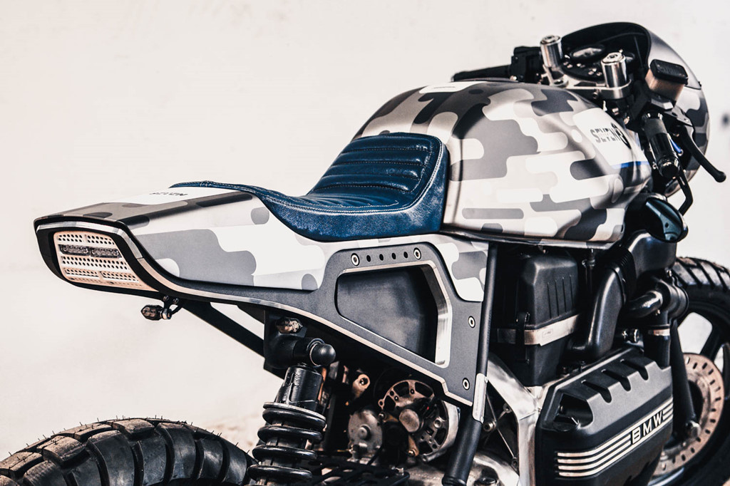 Nhìn vào mẫu độ khó có thể nhận ra đây từng là một chiếc touring với kính chắn gió cỡ lớn phía trước. Nó đã hoàn toàn lột xác thành một chiếc cafe racer với tông màu đen trắng cổ điển.