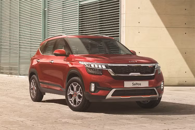 Ngoài ra, Kia Sonet 2021 giá rẻ tại thị trường Ấn Độ còn có thêm những trang bị tiện nghi mới như cửa sổ trời, mở cửa không cần chìa khóa và khởi động máy từ xa ở bản HTK+. Trong khi đó, bản HTX có thêm bộ vành hợp kim 16 inch phối 2 màu tương tự 2 bản HTX+ và GTX+. Riêng những phiên bản dùng hộp số tự động của mẫu SUV đô thị này sẽ được bổ sung lẫy chuyển số thể thao sau vô lăng.
