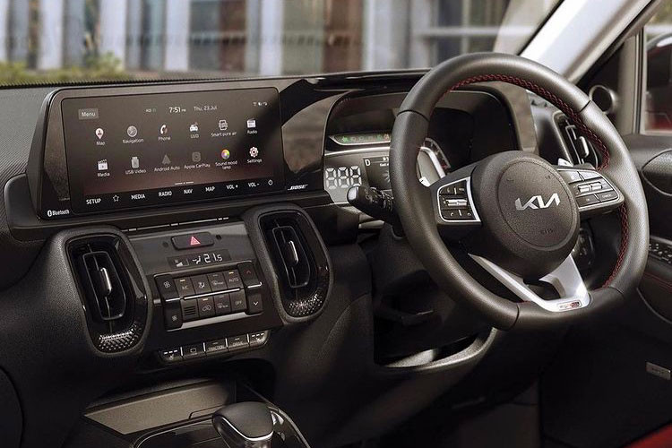 Tiếp đến là rèm che nắng ở cửa sổ hàng ghế sau dành cho 3 bản HTX, HTX+ và GTX+. Đây là mẫu xe đầu tiên trong phân khúc SUV đô thị tại Ấn Độ có trang bị này. Ngoài ra, những trang bị còn lại của Kia Sonet 2021 tại Ấn Độ không có gì khác trước.