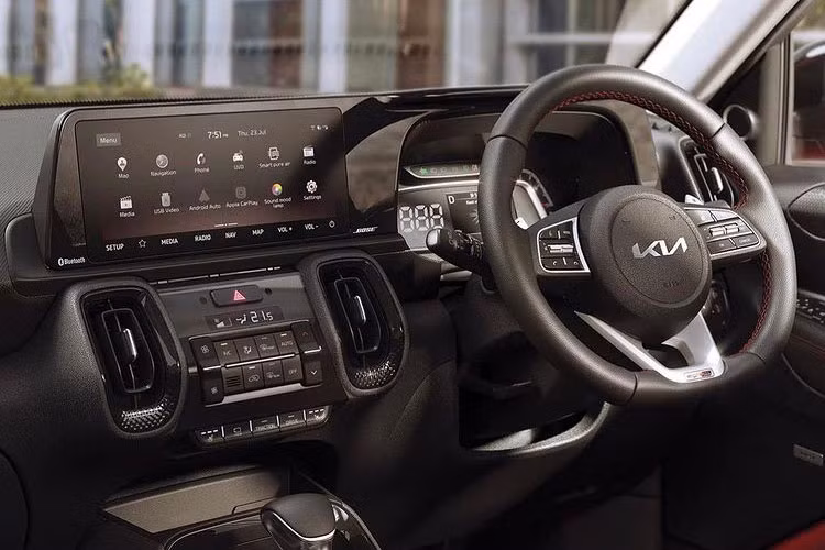 Tiếp đến là rèm che nắng ở cửa sổ hàng ghế sau dành cho 3 bản HTX, HTX+ và GTX+. Đây là mẫu xe đầu tiên trong phân khúc SUV đô thị tại Ấn Độ có trang bị này. Ngoài ra, những trang bị còn lại của Kia Sonet 2021 tại Ấn Độ không có gì khác trước.