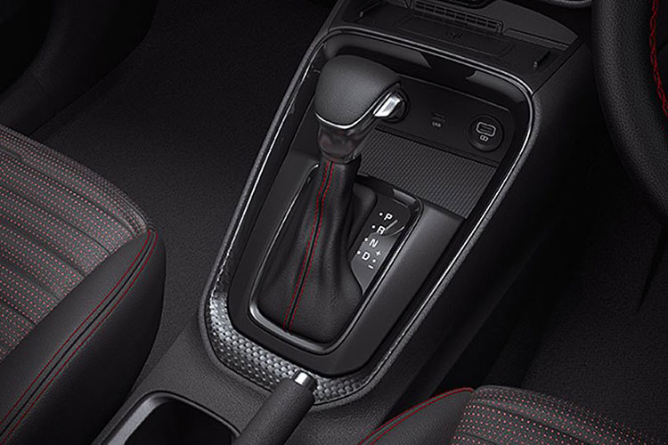 Thứ hai là động cơ xăng tăng áp, dung tích 1.0L với công suất tối đa 120 mã lực và mô-men xoắn cực đại 175 Nm. Động cơ kết hợp cùng hộp số sàn không chân côn iMT 6 cấp hoặc hộp số tự động ly hợp kép DCT 7 cấp.