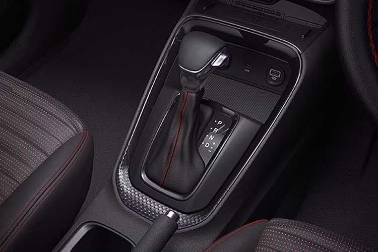 Thứ hai là động cơ xăng tăng áp, dung tích 1.0L với công suất tối đa 120 mã lực và mô-men xoắn cực đại 175 Nm. Động cơ kết hợp cùng hộp số sàn không chân côn iMT 6 cấp hoặc hộp số tự động ly hợp kép DCT 7 cấp.