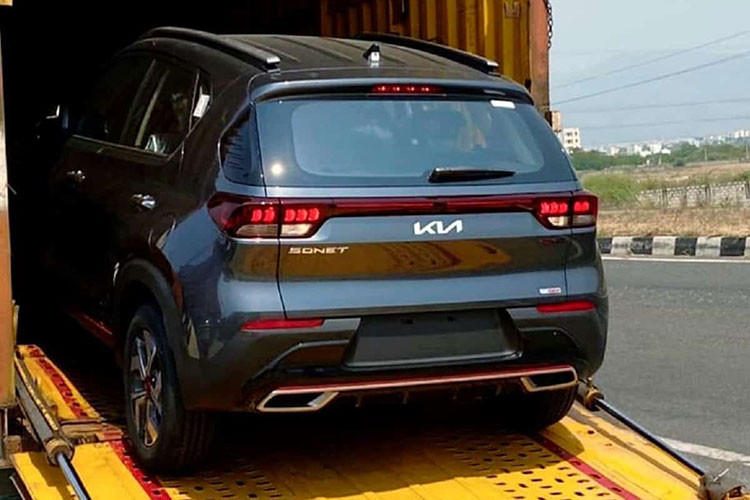 Tại thị trường Ấn Độ, Kia Sonet 2021 mới có tổng cộng 6 bản trang bị, bao gồm HTE, HTK, HTK+, HTX, HTX+ và GTX+. Ở bản nào, Sonet 2021 cũng được bổ sung logo mới của hãng Kia, tương tự người anh em Seltos 2021 đã công bố mới đây.