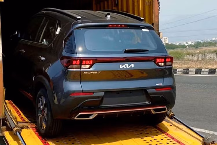 Tại thị trường Ấn Độ, Kia Sonet 2021 mới có tổng cộng 6 bản trang bị, bao gồm HTE, HTK, HTK+, HTX, HTX+ và GTX+. Ở bản nào, Sonet 2021 cũng được bổ sung logo mới của hãng Kia, tương tự người anh em Seltos 2021 đã công bố mới đây.