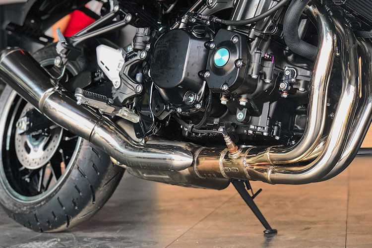 Kawasaki Z900 RS vẫn sử dụng khối động cơ DOHC, 4 xy-lanh, làm mát bằng dung dịch. Tuy nhiên, các kỹ sư Nhật đã tinh chỉnh mạnh hơn so với bản tiêu chuẩn, công suất động cơ sản sinh tối đa đạt 82kW tại 8.500rpm, mô-men xoắn cực đại 98.5Nm tại 6.500rpm, đi kèm là hộp số 06 cấp cùng ly hợp kép ướt.