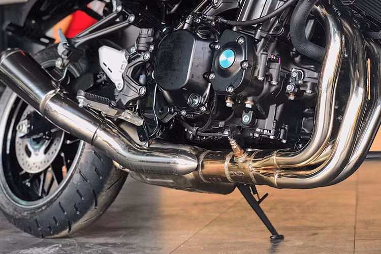 Kawasaki Z900 RS vẫn sử dụng khối động cơ DOHC, 4 xy-lanh, làm mát bằng dung dịch. Tuy nhiên, các kỹ sư Nhật đã tinh chỉnh mạnh hơn so với bản tiêu chuẩn, công suất động cơ sản sinh tối đa đạt 82kW tại 8.500rpm, mô-men xoắn cực đại 98.5Nm tại 6.500rpm, đi kèm là hộp số 06 cấp cùng ly hợp kép ướt.