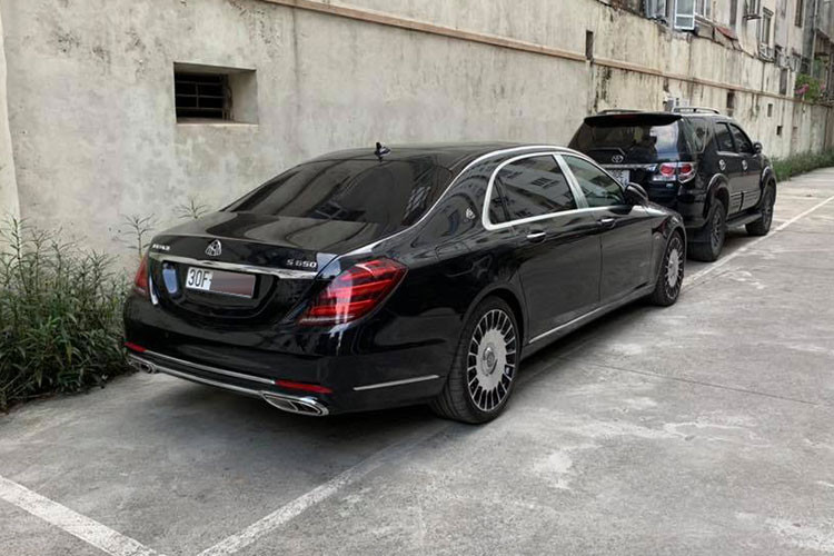 Ngoài ra, trên lưới tản nhiệt còn có sự hiện diện của logo Maybach đặc trưng tạo sự khác biệt so với các dòng còn lại. Cụm đèn pha LED công nghệ Multibeam kết hợp với 3 dải đèn LED sắc sảo tạo nên điểm nhận diện cho phiên bản 2018. Cụm đèn pha thông minh này có thể tự động điều chỉnh phạm vi chiếu sáng và đèn phanh thích ứng.