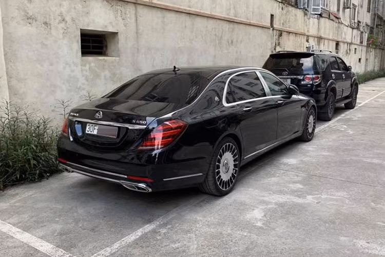 Ngoài ra, trên lưới tản nhiệt còn có sự hiện diện của logo Maybach đặc trưng tạo sự khác biệt so với các dòng còn lại. Cụm đèn pha LED công nghệ Multibeam kết hợp với 3 dải đèn LED sắc sảo tạo nên điểm nhận diện cho phiên bản 2018. Cụm đèn pha thông minh này có thể tự động điều chỉnh phạm vi chiếu sáng và đèn phanh thích ứng.