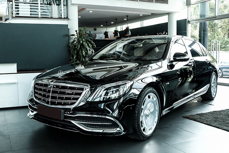 Đây cũng là chiếc Mercedes-Maybach S650 2018 đầu tiên lăn bánh tại Việt Nam, hiện mức giá bán Mercedes-Benz đang phân phối chính hãng mẫu xe siêu sang Maybach S650 2018 là 14.499 tỷ đồng. Trong khi đó, nếu ra biển số Hà Nội, mức giá lăn bánh cho mẫu xe siêu sang này ước tính khoảng 16,2 tỷ đồng.