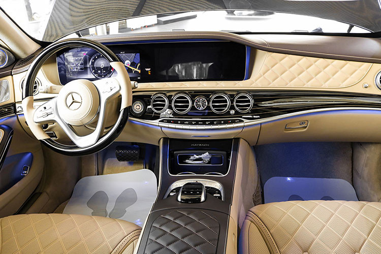 Nội thất của Mercedes-Maybach S650 2018 sẽ được ốp gỗ Designo màu nâu bóng hoặc đen bóng tương tự như loại gỗ dùng tạo ra đàn Piano. Các trang bị trên chiếc xe siêu sang cao cấp nhất của Mercedes-Maybach còn có màn hình màu TFT 12,3 inch, cửa sổ rộng với kính đổi màu Magic Sky Control và hệ thống kiểm soát Energizing Comfort Control bao gồm ghế massage cùng các loại nước hoa. 