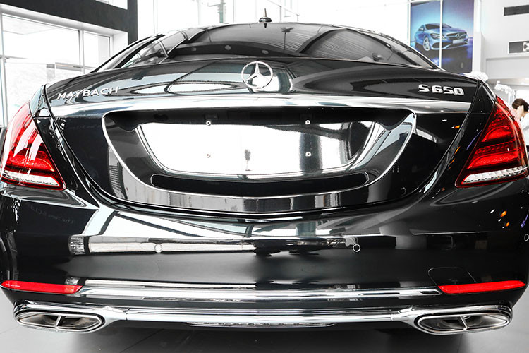 Về truyền động, sức mạnh của S 650 2018 đến từ khối động cơ tăng áp kép V12 6.0 lít sản sinh ra công suất 621 mã lực ở vòng tua 5.000 vòng/phút và 1.000Nm mô-men xoắn cực đại ở 2.300 - 4.200 vòng/phút. Thông qua hộp số tự động 7 cấp và hệ dẫn động cầu sau, Maybach S 650 mới có thể bứt tốc từ 0 - 100 km/h chỉ trong 4,7 giây.