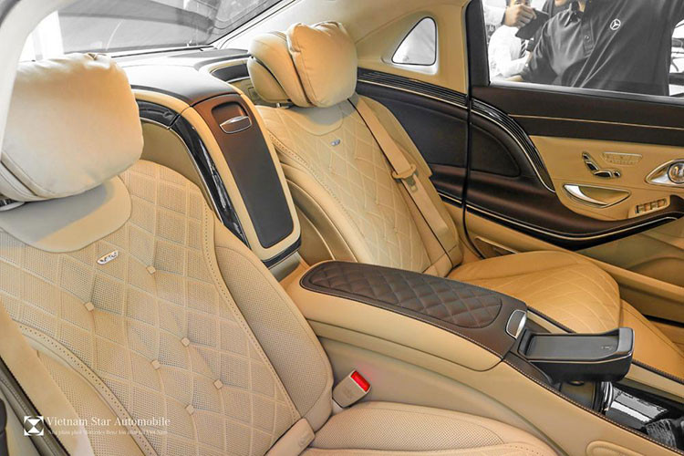 Là chiếc xe sang trọng hàng đầu thương hiệu Đức, Mercedes-Maybach S650 2018 cũng được hưởng lợi từ hệ thống thông tin giải trí trực tuyến Comand Online, tương thích với Apple CarPlay và Android Auto và hệ thống định vị tiên tiến nhất của thương hiệu xe sang Đức. Bên cạnh đó, các trang bị an toàn dành cho người sử dụng cũng đầy đủ "đến tận răng".