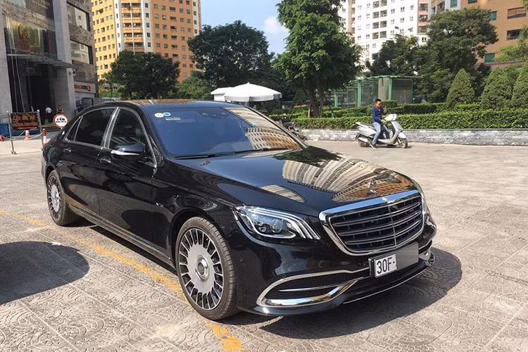 Mercedes-Benz dự tính sẽ giới thiệu 2 phiên bản còn lại của Maybach S-Class 2018 với giới nhà giàu Việt tại triển lãm ôtô Việt Nam 2018 diễn ra vào cuối tháng này. Tuy nhiên, chẳng cần phải đợi lâu, một khách hàng tại Hà Nội đã chịu chơi khi tậu một chiếc siêu xe sang Mercedes-Maybach S650 2018 và đã cho xe đăng kiểm.