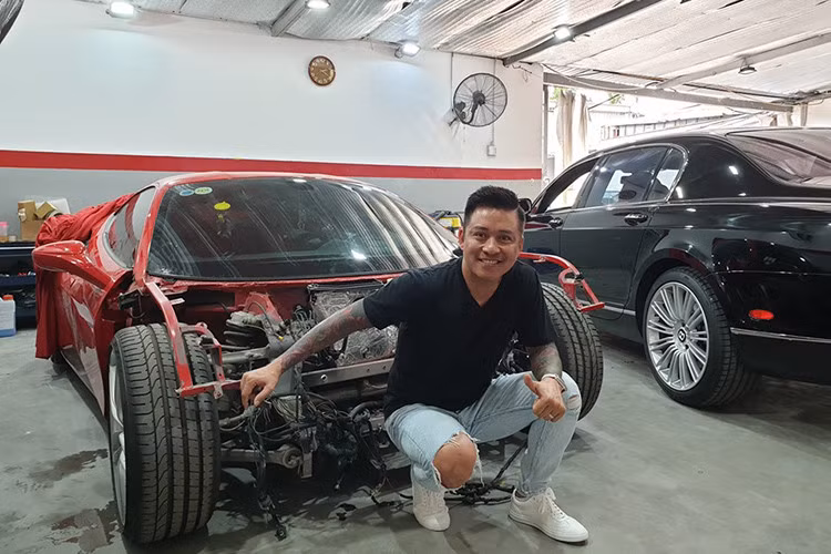 Dù gặp tai nạn nghiêm trọng nhưng chiếc siêu xe Ferrari 488 GTB của nam ca sĩ Tuấn Hưng không bung túi khí bên trong khoang lái. Hiện chiếc Ferrari 488 GTB vẫn đang được thợ Sài thành sửa chữa. Giới mê xe rất mong chờ vào sự phục hồi nguyên vẹn của siêu xe Ferrari 488 GTB đầu tiên ra biển số tại Việt Nam. 