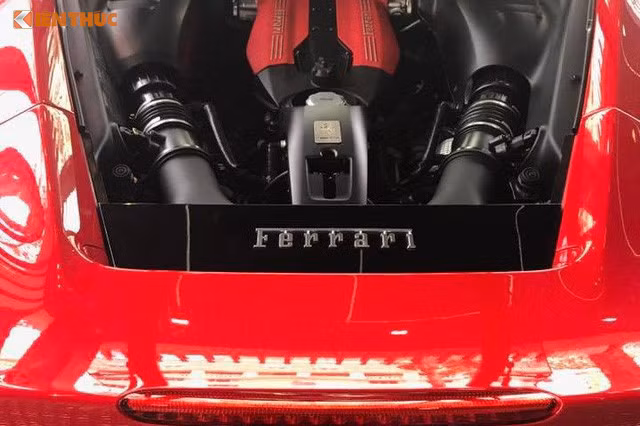 Siêu xe Ferrari 488 GTB màu đỏ của ca sỹ Tuấn Hưng sử dụng động cơ V8, tăng áp kép, dung tích 3,9 lít, sản sinh công suất tối đa 661 mã lực và mô-men xoắn cực đại 760 Nm. Kết hợp cùng hộp số ly hợp kép 7 tốc độ, "siêu ngựa" mất khoảng 3 giây để tăng tốc từ 0-100 km/h trước khi đạt vận tốc tối đa 330 km/h.