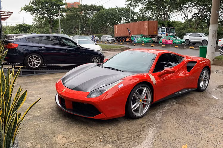 Phần đầu xe "nát bét" sau tai nạn vào tháng 10 năm ngoái đã được sửa chữa lại gần như nguyên vẹn. Không chỉ thế, chiếc siêu xe của Tuấn Hưng cũng đã nổ máy trở lại sau hơn nửa năm gặp tai nạn. Tiếng máy V8, tăng áp kép đặc trưng trên Ferrari 488 GTB của Tuấn Hưng đã khiến không ít giới mê xe vui mừng vì ngày siêu xe này lăn bánh không còn xa.