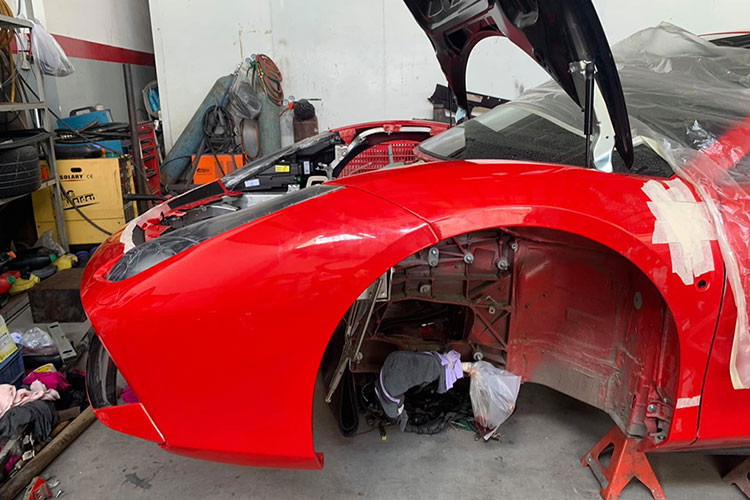 Trước đó, một số hình ảnh chụp lại siêu xe Ferrari 488 GTB của Tuấn Hưng được garage này cắt bỏ toàn bộ khung chịu lực và dàn áo trước đầu xe để bước vào việc sửa chữa đã nhận không ít sự theo dõi của cư dân mạng. Nam ca sĩ Tuấn Hưng từng cho biết mình rất nôn nóng chờ ngày tái xuất siêu xe Ferrari 488 GTB sau hơn nửa năm xa cách.