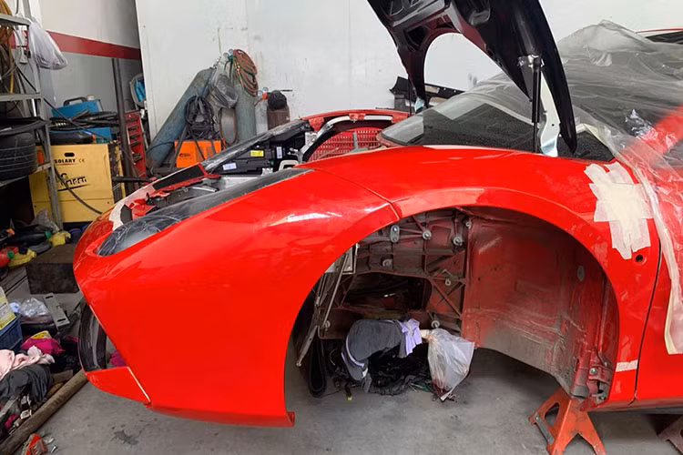 Trước đó, một số hình ảnh chụp lại siêu xe Ferrari 488 GTB của Tuấn Hưng được garage này cắt bỏ toàn bộ khung chịu lực và dàn áo trước đầu xe để bước vào việc sửa chữa đã nhận không ít sự theo dõi của cư dân mạng. Nam ca sĩ Tuấn Hưng từng cho biết mình rất nôn nóng chờ ngày tái xuất siêu xe Ferrari 488 GTB sau hơn nửa năm xa cách.