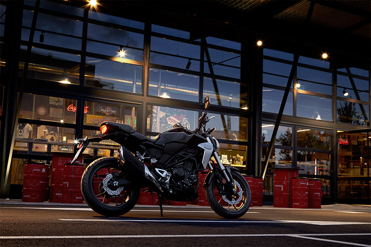 Ra mắt lần đầu vào năm 2018, Honda CB300R 2019 mới được phát triển dựa trên mẫu concept Honda Neo Sports Cafe, lấy cảm hứng từ dòng xe classic cổ điển kết hợp với đường nét và trang bị hiện đại.