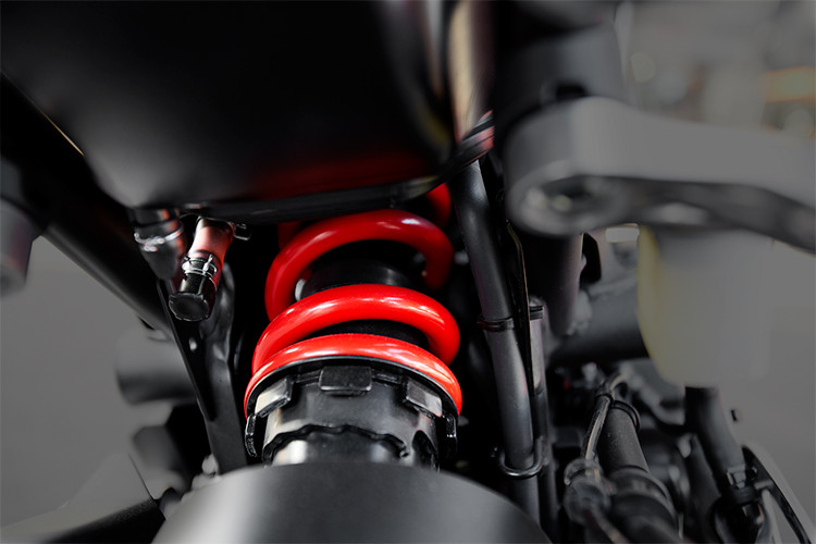 Hệ thống giảm xóc sau dạng đơn tùy chỉnh 5 cấp cùng bộ mâm đa chấu 17 inch thiết kế hình chữ Y nằm trong lốp Dunlop có kích thước 110/70R-17 trước và 150/60R-17 sau, phanh đĩa đơn sau kèm ABS. hệ thống ống xả mới thiết kế đẹp hơn với hai mãu đen và sáng mạ crom đầy ấn tượng.