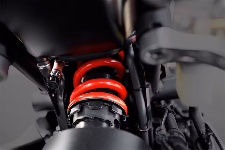 Hệ thống giảm xóc sau dạng đơn tùy chỉnh 5 cấp cùng bộ mâm đa chấu 17 inch thiết kế hình chữ Y nằm trong lốp Dunlop có kích thước 110/70R-17 trước và 150/60R-17 sau, phanh đĩa đơn sau kèm ABS. hệ thống ống xả mới thiết kế đẹp hơn với hai mãu đen và sáng mạ crom đầy ấn tượng.