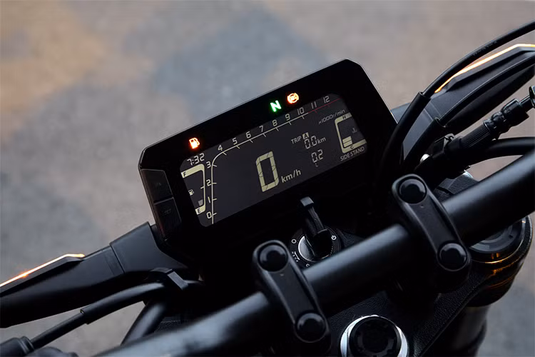 CB300R phiên bản 2019 vẫn được trang bị đồng hồ hiển thị dạng LCD hoàn toàn mới, với chức năng hiển thị cấp số, đèn báo sang số... Các nút bấm của xe khá tiện dụng và dễ dàng sử dụng do không có gì thay đổi so với những đàn anh môtô mới hiện nay của gia đình Honda.