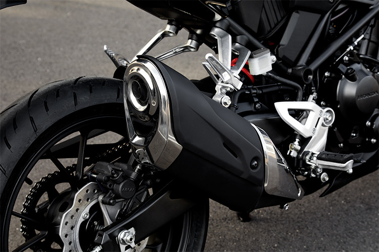 Trái tim của xe là khối động cơ xylanh đơn, DOHC, 4 kỳ, dung tích 286 cc, làm mát bằng dung dịch, sản sinh công suất 30,6 mã lực tại tua máy 8.500 vòng/phút và mômen xoắn cực đại 27,5 Nm tại tua máy 6.500 vòng/phút. Cung cấp nhiên liệu cho xe là bình xăng 10,1 lít và hệ thống phun xăng điện tử PGM-FI. Sức mạnh của xe truyền đến bánh sau thông qua hộp số côn tay 6 cấp và bộ nhông sên đĩa.