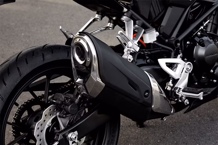 Trái tim của xe là khối động cơ xylanh đơn, DOHC, 4 kỳ, dung tích 286 cc, làm mát bằng dung dịch, sản sinh công suất 30,6 mã lực tại tua máy 8.500 vòng/phút và mômen xoắn cực đại 27,5 Nm tại tua máy 6.500 vòng/phút. Cung cấp nhiên liệu cho xe là bình xăng 10,1 lít và hệ thống phun xăng điện tử PGM-FI. Sức mạnh của xe truyền đến bánh sau thông qua hộp số côn tay 6 cấp và bộ nhông sên đĩa.